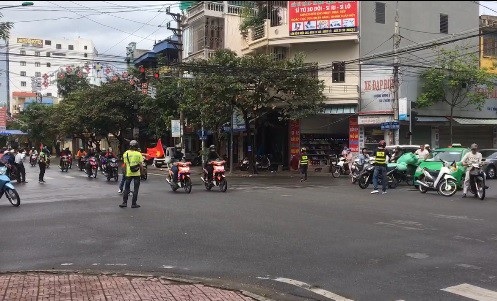 Đoàn “phượt thủ” ngang nhiên chặn ngã tư để đi như xe ưu tiên - 1
Sự việc xảy ra tại một giao lộ ở thành phố Nam Định và được một người dân ghi lại.
