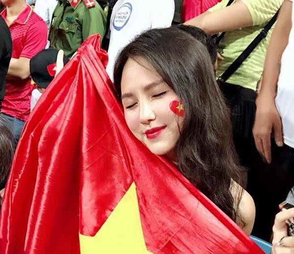 Cổ động viên Việt Nam nằm trong top đẹp nhất AFF Cup 2018 - 1 Cổ động viên Việt Nam nằm trong top đẹp nhất AFF Cup 2018 - 1