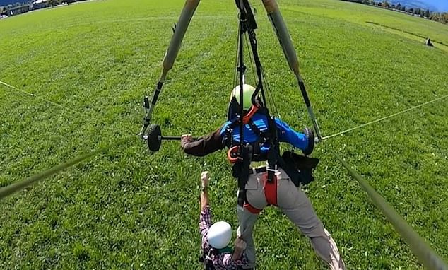 Thót tim cảnh nhảy dù từ vách núi dựng đứng quên cài móc an toàn - 5 Ở một độ cao an toàn, Gursky nhảy xuống, bị chấn thương tay (Ảnh: Youtube)
