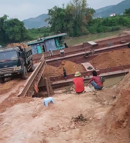 Bắc Giang: "Đất tặc" bị tóm gọn sau phản ánh của Báo Dân trí! - 2
Tài nguyên quốc gia bị thất thoát ngay giữa ban ngày tại huyện Lục Ngạn.