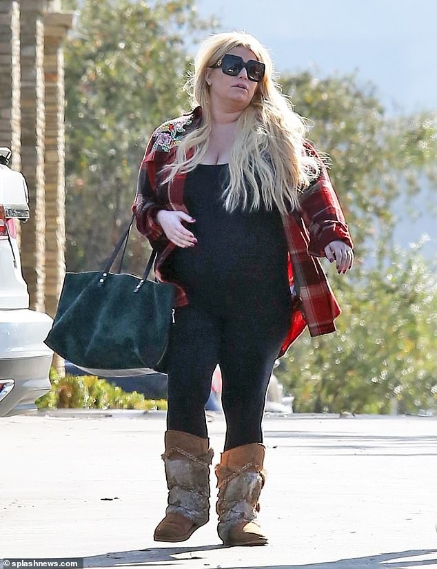 Jessica Simpson mệt mỏi hơn khi mang thai lần ba - 2
Cô xác nhận thông tin mang thai hồi tháng 9/2018 nhưng không hé lộ thời điểm dự sinh.