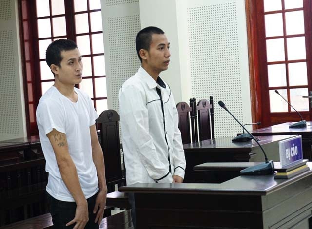Hai dì cháu thoát bọn buôn người nhờ phát hiện vào phút chót - 1 Hai bị cáo Lữ Văn Thành (phải) và Lương Văn Lư (trái) tại phiên tòa.