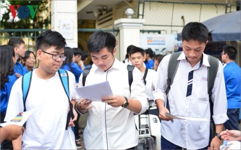 Phương án thi THPT Quốc gia 2019 bao giờ mới được chốt? - 1
Thầy cô giáo và học sinh mong sớm chốt phương án thi THPT Quốc gia 2019 (ảnh minh họa)