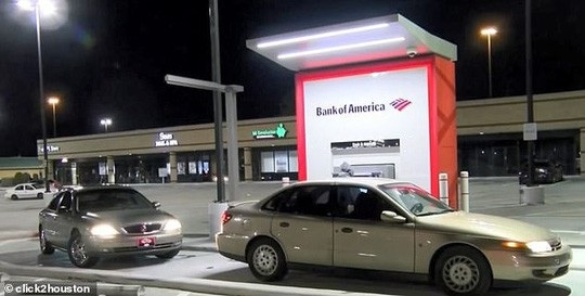 Rút 10 USD được 100 USD, dân đổ xô ra cây ATM lấy tiền - 1
Một cây ATM của ngân hàng Bank of America ở bang Texas – Mỹ trả đồng 100 USD thay vì 10 USD. Ảnh: Click2Houston