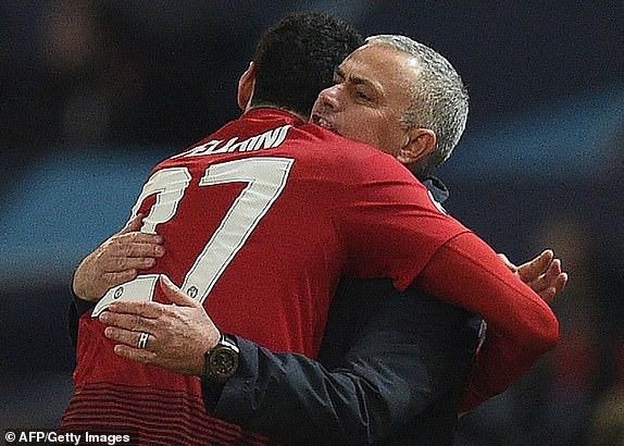 
Mourinho ôm lấy Fellaini đầy vui mừng sau khi tiền vệ người Bỉ đưa Man Utd tới chiến thắng
