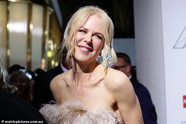 Nicole Kidman vẫn rạng ngời ở tuổi 51 - 1
Nicole Kidman cười rạng rỡ khi dự lễ trao giải ARIA Awards diễn ra tại Úc ngày 27/11 vừa qua