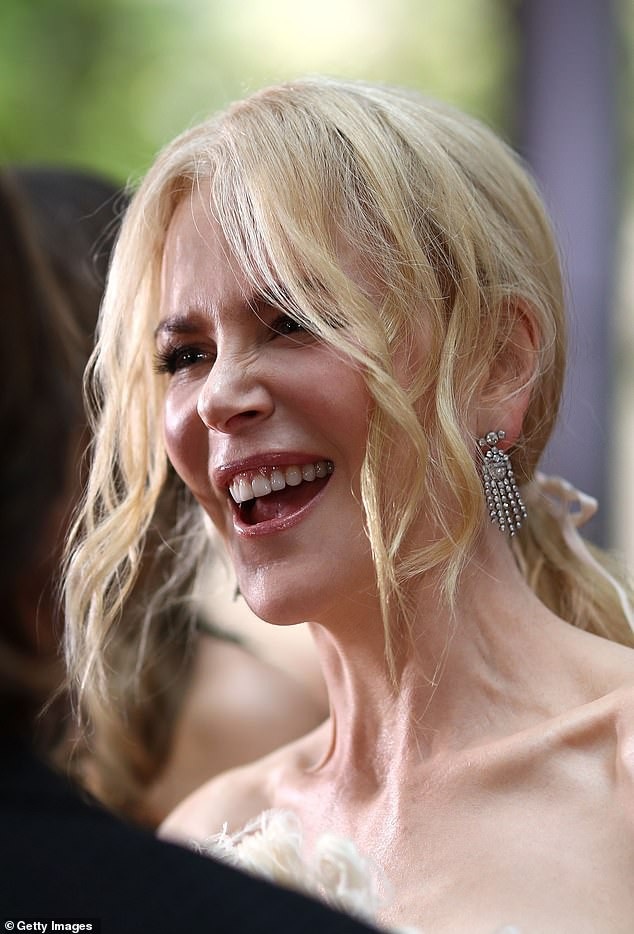 Nicole Kidman vẫn rạng ngời ở tuổi 51 - 2
Ngôi sao 51 tuổi diện bộ trang phục sang trọng của Oscar de la Renta