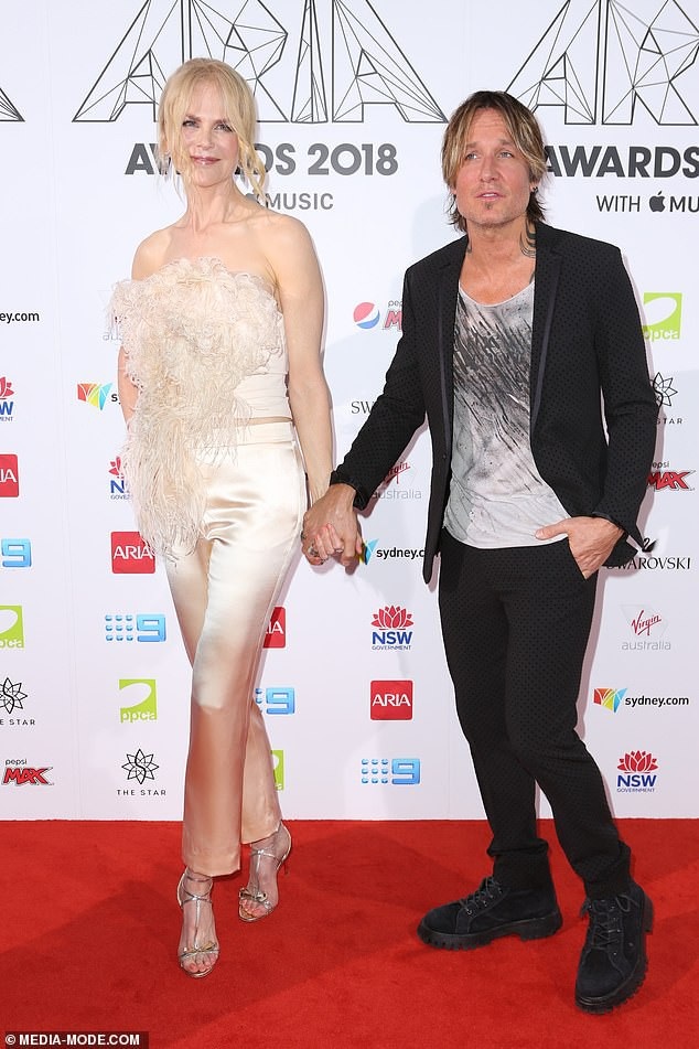 Nicole Kidman vẫn rạng ngời ở tuổi 51 - 7
Nữ diễn viên 51 tuổi nói thêm, chồng cô tin rằng có một mẹo đơn giản để trông trẻ hơn đó là: Một nụ cười tỏa sáng. Chồng tôi luôn nói rằng khi cười trông tôi đẹp hơn.