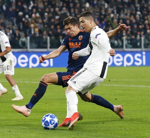 Juventus 1-0 Valencia: Ronaldo góp công đưa Juventus sớm đi tiếp - 3
Ronaldo đã khiến hàng thủ Valencia vất vả