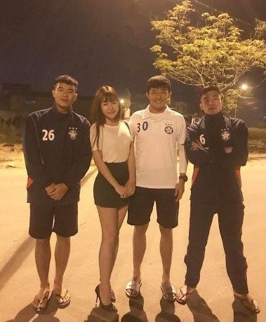"Bạn gái tin đồn" của thủ thành Đặng Văn Lâm là ai? - 11
“Tuy nhiên một giai đoạn Xuân không xem bóng đá, không phải hết yêu bóng đá mà vì “đau” mà mất niềm tin. Xuân nhớ trận đấu SEA Games mà Việt Nam thi đấu không đúng phong độ, lúc đó Xuân 12 tuổi, Xuân khóc như mưa vì tức lắm, sau mới biết là do bán độ. Và lúc đấy Xuân không xem bóng đá Việt Nam cho đến thời gian gần đây”, Yến Xuân chia sẻ. Nhận xét về 4 trận đấu vừa qua của ĐT Việt Nam, cô bạn cho rằng cả đội đã thi đấu rất tốt, ai cũng làm tốt vai trò, nhiệm vụ của mình nên các cầu thủ đều xứng đáng được yêu mến với những nỗ lực của mình.