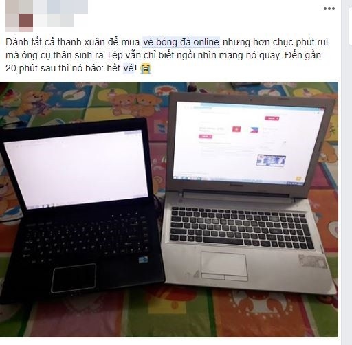Mua vé online: Người hâm mộ nghỉ làm, trực chiến “săn vé” bằng được - 4 Một người hâm mộ trực chiến hai máy tính mua vé online nhưng vẫn không thể truy cập được hệ thống