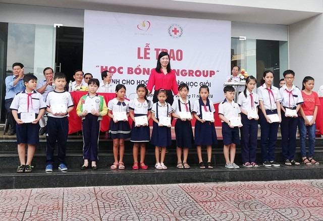 Trao học bổng đến học sinh Bạc Liêu vượt khó học tốt - 1 Lãnh đạo Hội Chữ thập đỏ tỉnh Bạc Liêu trao học bổng đến học sinh.
