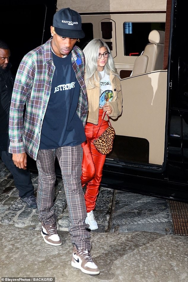 Kylie Jenner xinh đẹp ra phố cùng bạn trai - 2
Cô gái 21 tuổi tới cổ vũ đêm nhạc của bạn trai tại đây. Đây là lần hiếm hoi thợ săn ảnh thấy Kylie Jenner và Travis Scott xuất hiện bên nhau