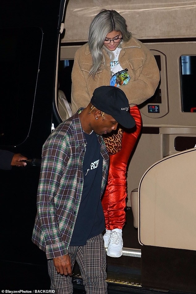 Kylie Jenner xinh đẹp ra phố cùng bạn trai - 3
Kylie Jenner và Travis Scott hẹn hò với nhau gần 2 năm và đã có với nhau 1 con gái 9 tháng tuổi