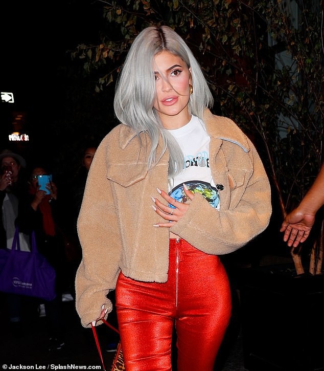 Kylie Jenner xinh đẹp ra phố cùng bạn trai - 5
Người đẹp 9X hiếm khi chia sẻ về chuyện tình cảm của mình trên mặt báo