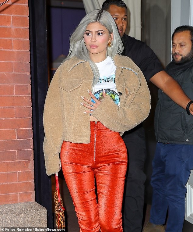 Kylie Jenner xinh đẹp ra phố cùng bạn trai - 6
Cô giữ im lặng trước mọi lời đồn đại về mối quan hệ của mình