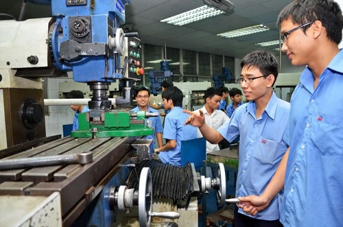 Đại học lo bị bỏ rơi khi tự chủ - 1
Sinh viên Trường ĐH Công nghiệp TP HCM - một trong những trường đầu tiên thực hiện tự chủ - trong giờ thực hành. (Ảnh: Tấn Thạnh)