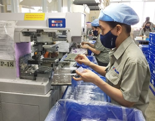 Cần sửa đổi những bất cập của Bộ Luật Lao động - 1 Công nhân làm việc tại Công ty CP Tập đoàn Thiên Long - KCN Tân Tạo, TP HCM