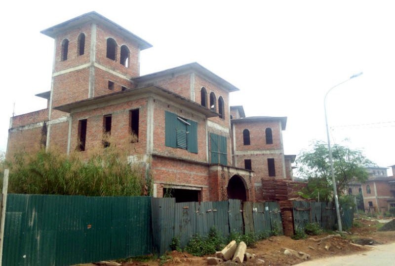 "Thiên đường" hốt bạc An Khánh: 1 cú sụt hố, 10 năm chưa ngóc đầu - 1
Loạt biệt thự tiền tỷ bỏ hoang (Ảnh: Tuấn Linh)