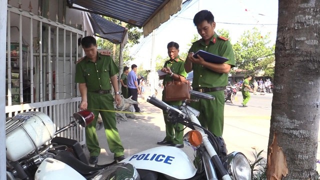 Nhóm đối tượng vận chuyển hàng cấm, nhiều lần tông CSGT bị tuyên phạt 35 năm tù - 2 Hiện trường các đối tượng buôn lậu húc văng xe đặc chủng của cảnh sát lên vỉa hè khiến 2 chiến sĩ bị thương.