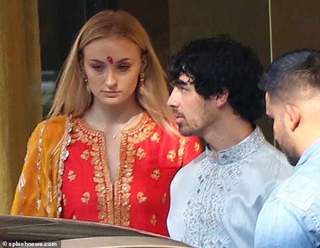 Hoa hậu thế giới chuẩn bị kết hôn với bạn trai kém 10 tuổi - 5
Joe Jonas và bạn gái Sophie Turner tới Ấn Độ vài ngày nay và rất hào hứng mặc trang phục truyền thống Ấn Độ