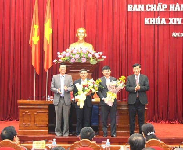 Quảng Ninh có 2 tân Phó Bí thư Tỉnh ủy - 1
Bí thư và Chủ tịch UBND tỉnh chúc mừng 2 tân Phó bí thư (ảnh QTV)