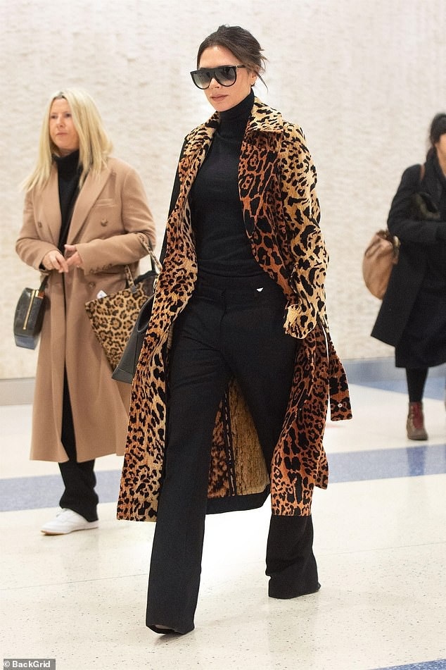 David Beckham đưa con đi chơi tại London - 10
Chiếc áo này mang nhãn hiệu Victoria Beckham có giá gần 4000 USD.