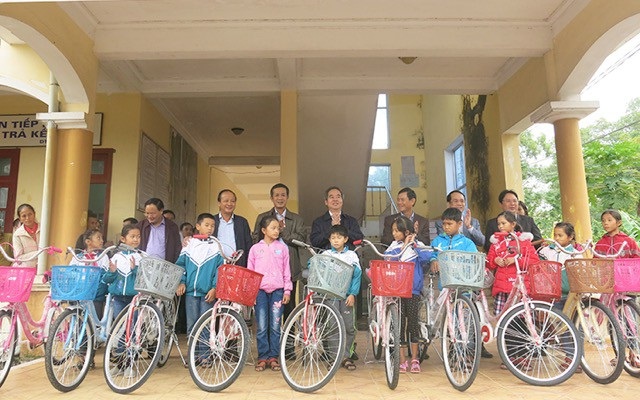 Quảng Bình: Tặng xe đạp tiếp sức học sinh nghèo đến trường - 1 Các đại biểu tặng xe đạp cho học sinh nghèo vượt khó tại huyện Quảng Ninh, tỉnh Quảng Bình