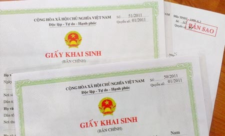 Thủ tục cấp lại, đổi tên trong giấy khai sinh được thực hiện như thế nào? - 1
Khi bị mất Giấy khai sinh gốc hoặc rách nát, tẩy xóa không sử dụng được, công dân nộp hồ sơ lên UBND cấp xã nơi đã đăng ký khai sinh trước đây hoặc nơi đang thường trú để đăng ký lại khai sinh.
