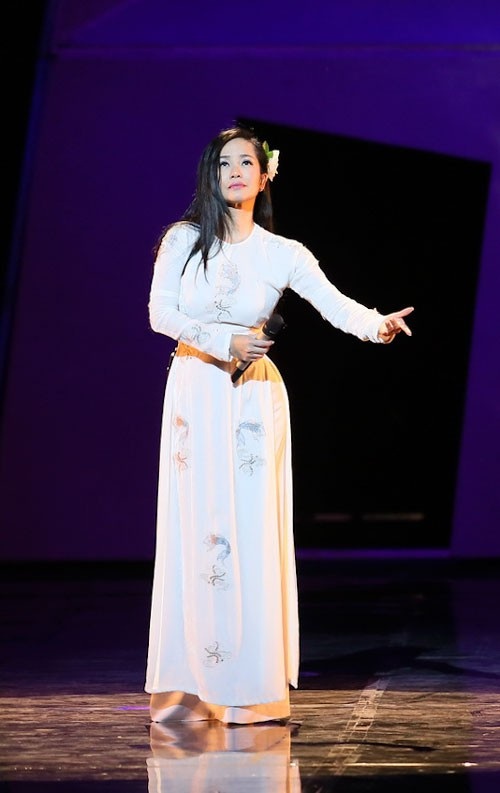 Vừa ra viện, Diva Hồng Nhung vẫn hát hết mình trên sân khấu - 1 Vừa ra viện, Diva Hồng Nhung vẫn hát hết mình trên sân khấu - 1