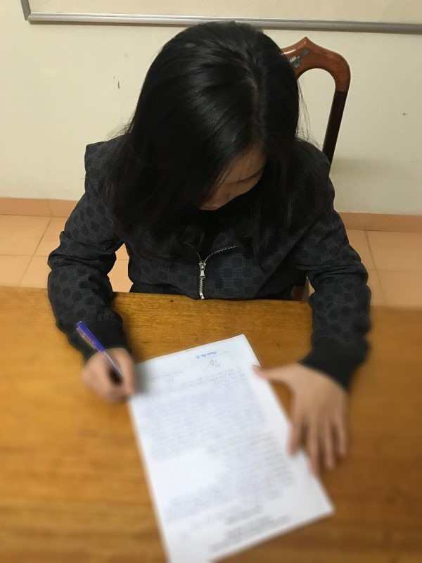 Dính bẫy tín dụng đen, một học sinh phải trả lãi đến 85 triệu đồng/tháng - 1 Nguyễn Thị Duyên tại CQĐT Công an TP Hà Tĩnh.
