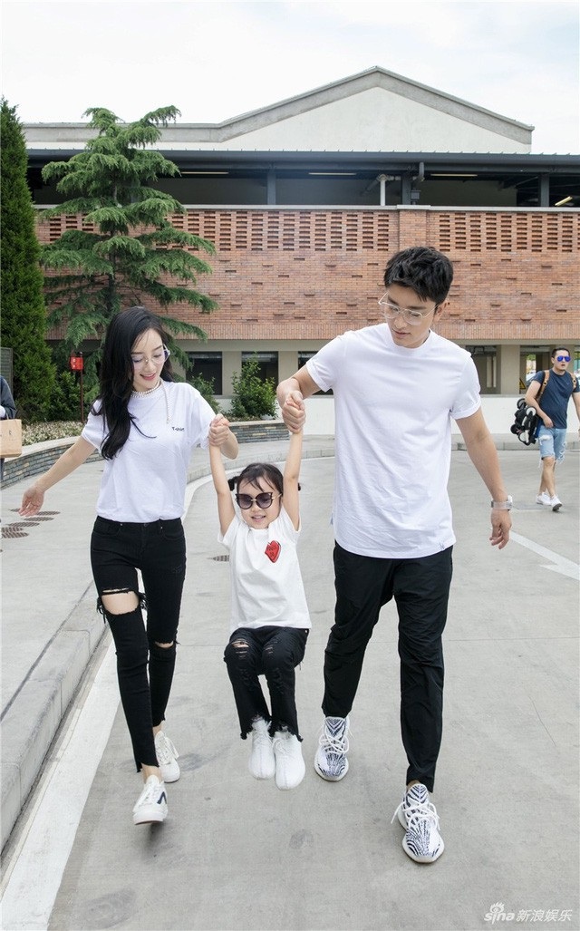 Lý Tiểu Lộ lại dính tin đồn ngoại tình lần thứ hai - 2
Gia đình nhỏ của Giả Nãi Lượng và Lý Tiểu Lộ đã lao đao vì scandal ngoại tình của nữ diễn viên họ Lý.