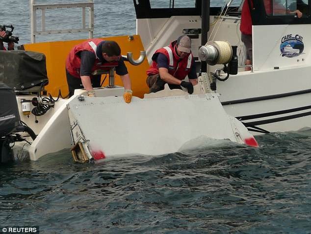 Thân nhân hành khách MH370 tìm thấy mảnh vỡ nghi của máy bay mất tích - 1 Một mảnh vỡ nghi của MH370 được tìm thấy hồi năm 2015 (Ảnh: Reuters)