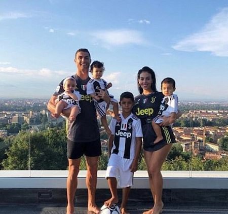 Chưa đến Giáng sinh, bạn gái C.Ronaldo đã rộn ràng trang hoàng nhà cửa - 3 CR7 quả thực may mắn khi có Georgina Rodriguez ở bên cạnh