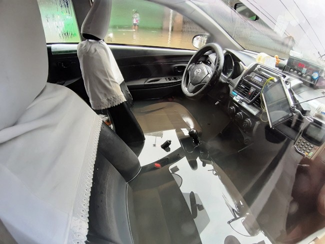 TPHCM: Chủ xe ô tô gọi “cháy máy” cho bảo hiểm sau bão số 9 - 2 Một chiếc taxi bị nước tràn vào bên trong.