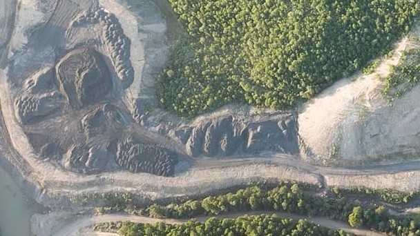 Hơn 30ha đất rừng, đất nằm trong ranh giới quản lý tài nguyên bị "băm nát" như thế nào? - 5 Khu đất dùng để tập kết than, xít