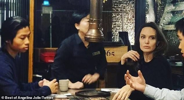 Angelina Jolie sẽ cho con học Đại học ở Hàn Quốc? - 2
Pax Thien cùng đồng hành với mẹ và anh trai trong chuyến đi tới Hàn Quốc. Trong khi Maddox bận rộn với những chuyến tham quan trường Đại học, Pax Thien cùng mẹ ghé qua một cửa hàng đồ nướng Hàn Quốc.
