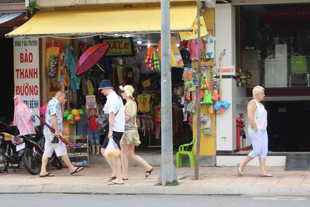 Nha Trang: Bắt đầu mùa cao điểm đón khách Nga đến nghỉ dưỡng - 1 Khách Nga trên đường phố Nha Trang, Khánh Hòa