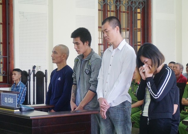 Nhờ người đi đòi nợ, chủ nợ dính vào lao lí - 1 Các bị cáo tại phiên tòa.