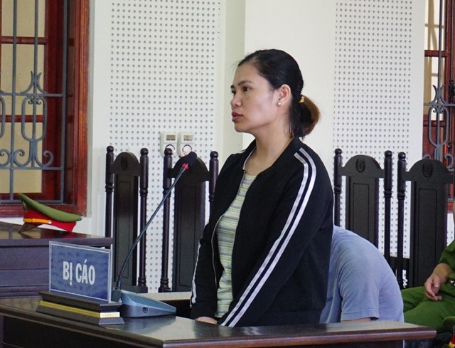 Nhờ người đi đòi nợ, chủ nợ dính vào lao lí - 2 Nhờ người quen đi đòi nợ nhưng khi nhóm người này đe dọa, đánh con nợ, Bùi Thị Giang không can ngăn. Bị cáo Giang bị tuyên phạt 3 năm tù về tội Cướp tài sản.
