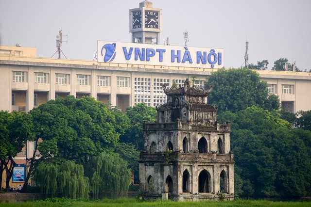 Bưu điện Hà Nội bất ngờ bị “thay tên đổi họ” - 1 Tòa nhà Bưu điện Hà Nội bất ngờ bị đổi tên thành VNPT Hà Nội. (Ảnh: Toàn Vũ)