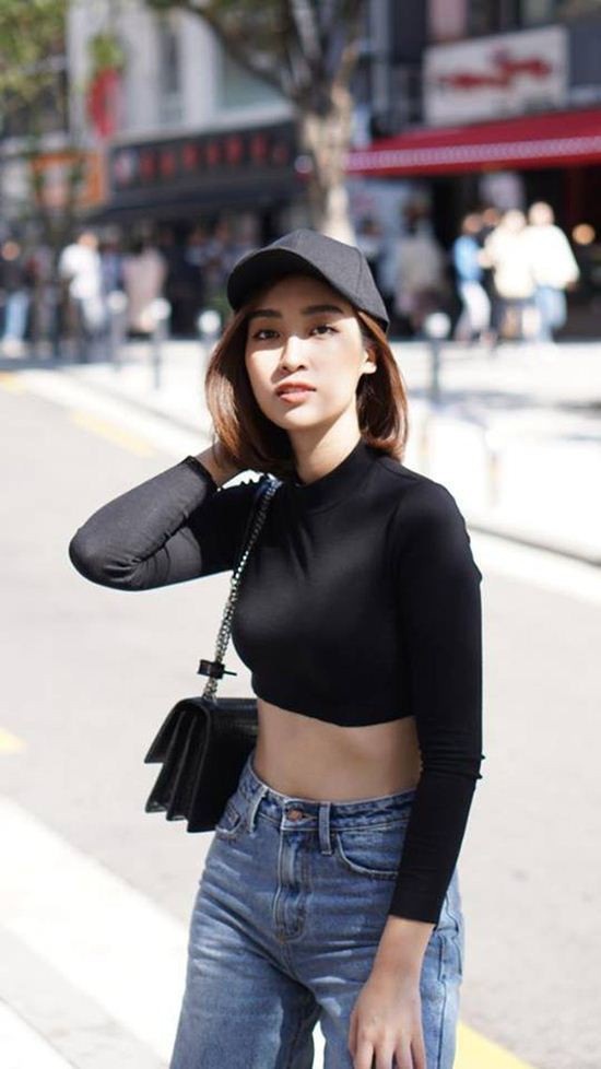 Tiểu Vy gây "choáng" bởi mặt mộc, Đỗ Mỹ Linh sexy “kiệm vải” lạ lùng - 15 Sự phá cách với phong cách thời trang ít vải lại khiến Đỗ Mỹ Linh nhận được lời khen ngợi của người hâm mộ. Cùng với đó, sự mạnh dạn cắt phăng mái tóc ngắn của Mỹ Linh cũng được nhiều người ủng hộ.