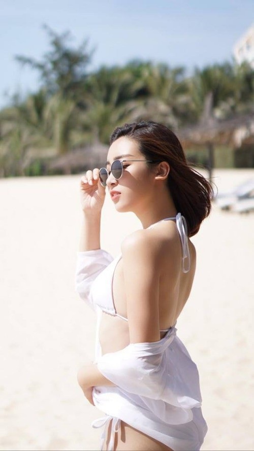 Tiểu Vy gây "choáng" bởi mặt mộc, Đỗ Mỹ Linh sexy “kiệm vải” lạ lùng - 13 Thời điểm đăng quang Hoa hậu Việt Nam, Mỹ Linh sở hữu chiều cao 1,71 m và số đo ba vòng là 87-61-94 cm. Đến nay, cô sở hữu vòng một đầy đặn, đôi chân thẳng và chiết eo rõ nét. Không ngồi một chỗ quá lâu và chăm chỉ tập squat là những bí quyết giúp Mỹ Linh tăng cơ, sở hữu vóc vóc dáng thon gọn đáng ghen tị.