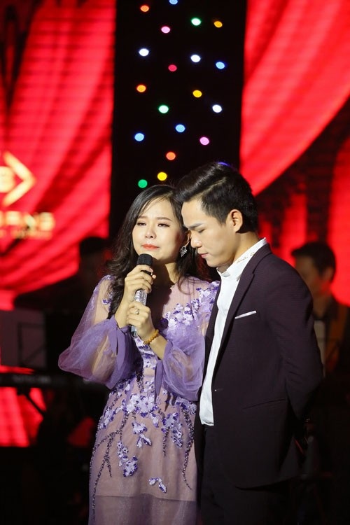 Á quân Tuyệt đỉnh song ca Hà My nghẹn ngào khóc trên vai của Duy Đạt - 2 Hà My không dưới một lần rơi nước mắt khi chia sẻ quãng thời gian khó khăn khi tham gia cuộc thi cũng như xúc động khi nhắc đến sự yêu thương, chăm sóc của người mẹ hiền...