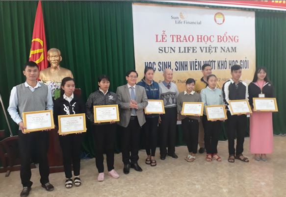 Hội Khuyến học Đắk Lắk vận động được trên 26 tỷ đồng cho Quỹ khuyến học - 1
Hội Khuyến học tỉnh Đắk Lắk phối hợp trao học bổng cho học sinh nghèo hiếu học.