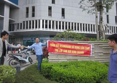 “Cuộc chiến” nhà chung cư và những giải pháp - 1
Một số cư dân đã tụ tập trước sân, mang theo băng rôn, khẩu hiệu phản đối Keangnam.