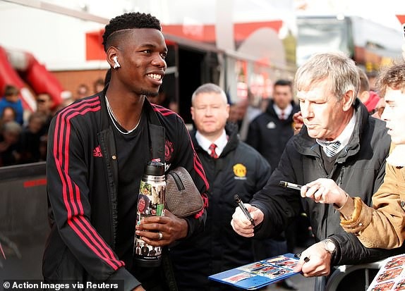 Nhìn lại chiến thắng thót tim của Man Utd trước Bournemouth - 3 
Pogba tươi cười khi cùng các cầu thủ Man Utd tiến vào Vitality chuẩn bị cho trận đấu ở vòng 11 Premier League