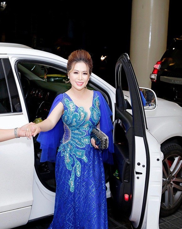 CEO Kristine Thảo Lâm được dàn siêu xe hộ tống đến tham dự sự kiện Tuần lễ thời trang dấu ấn doanh nhân Việt Nam - Business Fashion Week 2018 