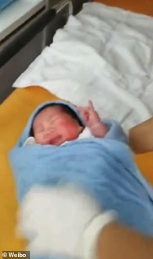 Trung Quốc: Bố tàn nhẫn ném con gái xuống vực - 2 Bé gái sống sót thần kỳ sau 12 tiếng dưới vực