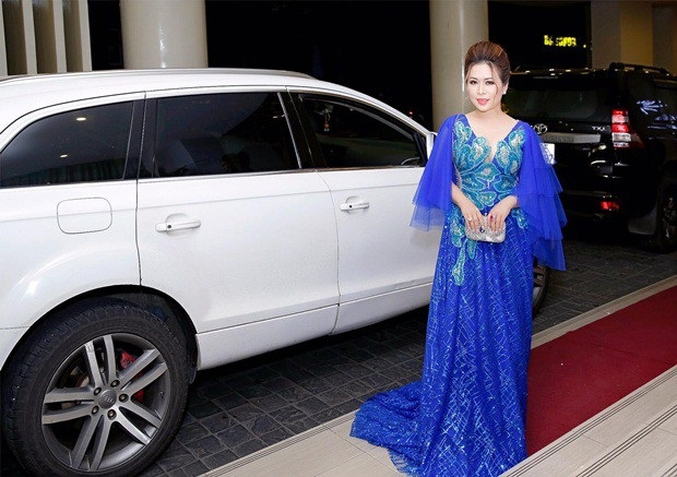 Nàng CEO xinh đẹp và rạng rỡ trong chiếc đầm dạ hội màu xanh với điểm nhấn hai bên tay